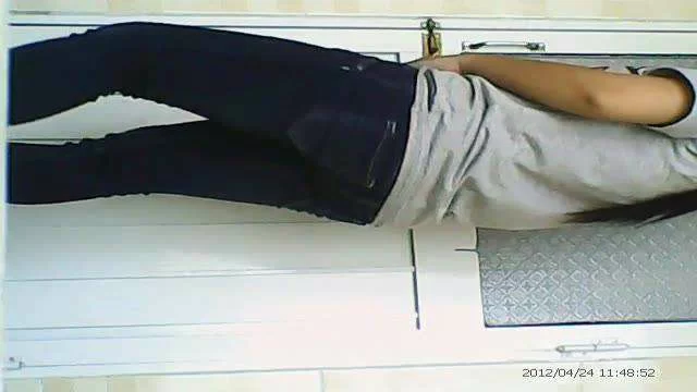 廁所偷拍少女尿尿